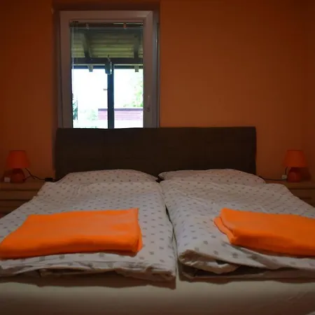 Veronica Nyaralohaz *